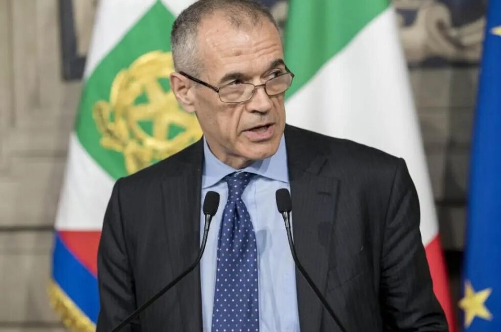 Carlo Cottarelli durante un'intervista