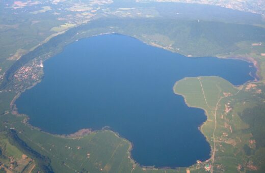 Vista aerea del lago di Vico