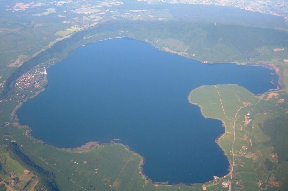 Vista aerea del lago di Vico