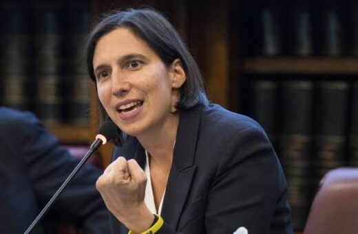 Elly Schlein durante una conferenza stampa