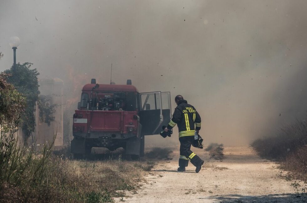 Incendio isola ecologica Novate Milanese