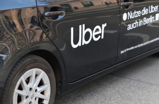 Dibattito su robotaxi tra Uber e Waymo