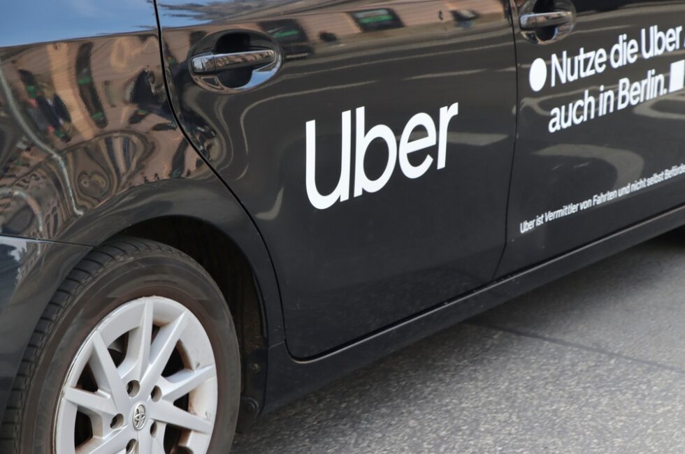 Dibattito su robotaxi tra Uber e Waymo