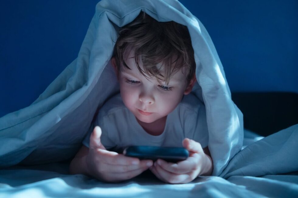 Rischi esposizione schermi bambini e adolescenti